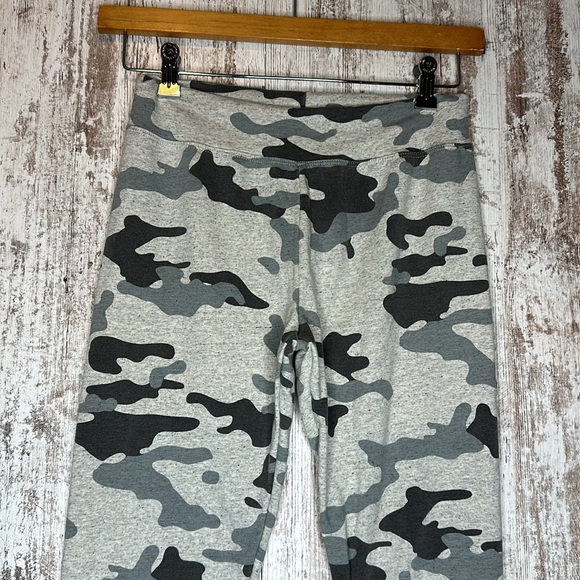 Sundry Anthropologie Camo Print yoga leggings made in USA sz 2 - Picture 4 of 5
